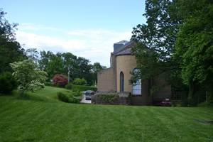 L'arrière de La Chapelle de verre et le jardin