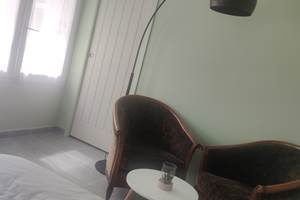 Un espace détente tout en douceur Ambiance reposante et meubles choisis pour leur charme ancien, parfait pour une parenthèse paisible au cœur de La Flotte.
