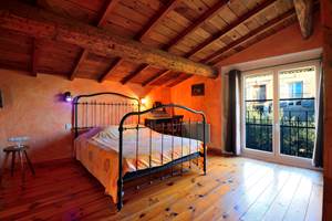 chambre avec lit doble rénové avec des matériaux d autrefois