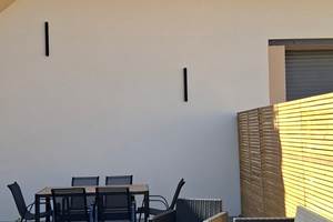 Terrasse extérieure du gîte Le Ramonetage à Montblanc près de Béziers.