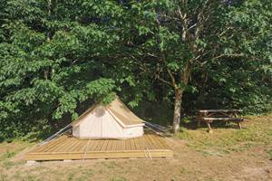 Aire de bivouac avec tente aménagée de matelas