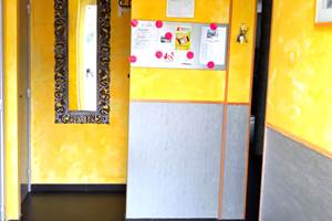 Le hall d'entrée permet le déplacement en chaise roulante et aucune porte entre le hall et le séjour.