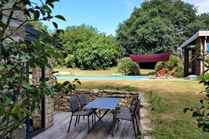 Entrée gîte chaumière, mobilier de jardin