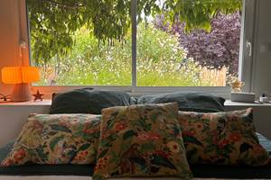 La nature en guise de tête de lit dans la chambre Kool chez Ker Amice