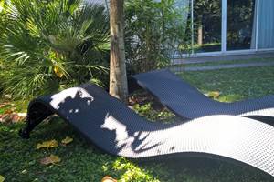 Bains de soleil dans le jardinn