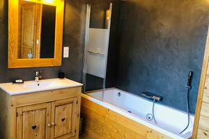 Salle de bain équipée d'une douche à l'italienne et d'une baignoire de balnéothérapie