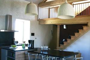 Cuisine bloc central et table repas