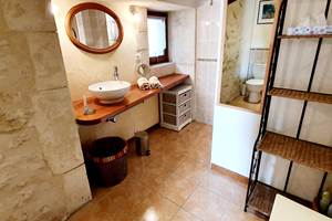 Salle d'eau avec douche à l'italienne.