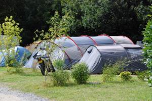 Emplacement nu avec tente au Camping LA BLANCHE HERMINE
