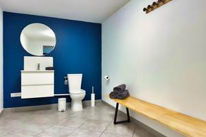 Espace vestiaire et sanitaires dans spa privatif – Spa Le Magnolia