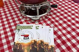 caquelon avec fromage et flyers