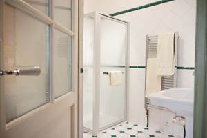 Maison en Provence de charme -Salle d'eau chambre ocre beige et orange - Lapalud - Vaucluse