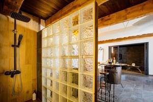 salle de bain vue sur la piscine et le spa privé en Occitanie