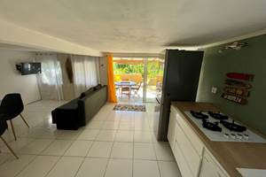 Vue du séjour vers l'extérieur