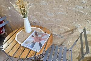 coin-detente-table-ronde-chambre-champetre-centres-aveyron