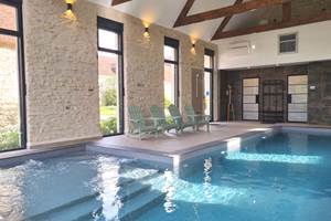 Piscine chauffée toute l'année, en exclusivité aux beaux jours - Domaine des Cyclamens