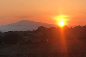 Le Mas Mellou : Lever de soleil sur le Mont Ventoux