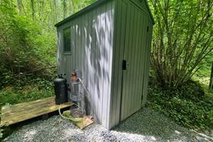 Serre toilette seche et douche solaire