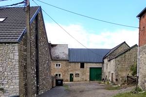 Parking 4 voitures le long du pignon