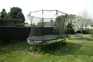 Espace jeux  :  grand trampoline sécurisé