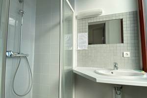 Chambre 6pers 23 Maison du Randonneur AuxR_M_la_rando salle de bain
