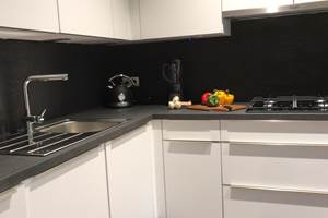 Grote keuken met dubbele voorziening - Grande cuisine avec équipements dédoublés - Große Küche mit doppelter Ausstattung - Large kitchen with double amenities