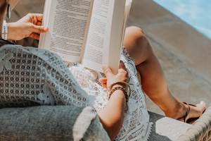 lecture bord de piscine