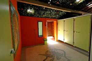 Camping les 3 Cantons - bloc sanitaire/cabines de douche et lavabos individuels
