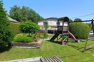 Le chalet du Ménobu et son espace de jeux pour enfants.