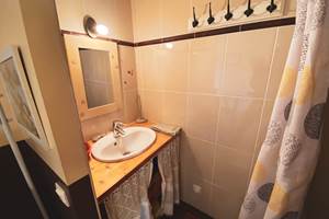 La salle de bain attenante à la chambre n°1 avec son lavabo et sa douche italienne