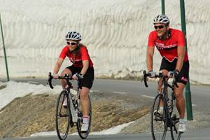 Arrivée au col du Galibier entre les murs de neige au mois de Juin