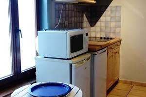 cuisine coté gauche: four multi fonction, taque vitro, congélateur et réfrigérateur