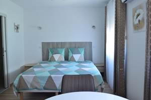 Chambre 2 du gîte Harmonie lit King size 1.80_2.00 petit coin salon et WC