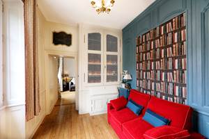 Entrée et bibliothèque du studio