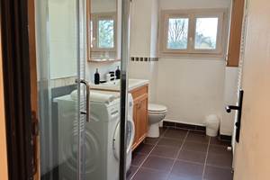 salle de bain moderne avec douche à l'italienne