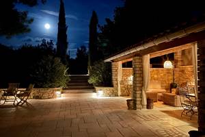 Le patio de nuit de la Serre des Mourgues
