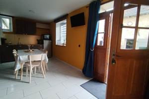 ENTREE GITE DONNANT COTE CUISINE OUVERTE