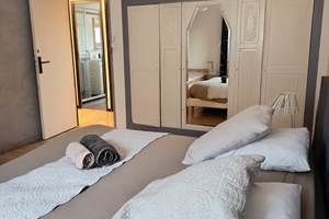 Chambre familiale spacieuse avec  lit double160 et un lit 90  - Chambre n°3  configurable en 3 lits si besoin