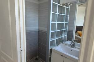 Salle d'eau avec toilettes