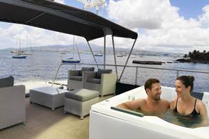 Un couple profite-d'un-bain-à-bulles-avec-vue-360