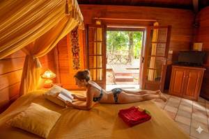 moment de détente sur un lit confortable