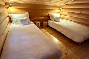 Première chambre communicante étage avec TV et vue sur le lac