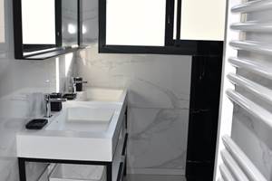 Villa Ercolano, salle de douche à l'italienne, noir et blanc,  avec double vasques du gîte Herculanum
