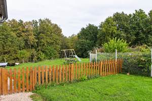 L'espace est cloturé, pour les jeunes enfants..