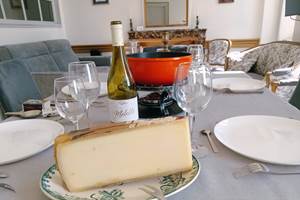 Fondue savoyarde ???? – Expérience gourmande au Manoir du Colombier  Partagez un moment convivial avec notre fondue savoyarde , préparée avec un mélange de fromages affinés , accompagnée de pain croustillant et d'une bouteille de vin blanc Molette Mollex . L'incontournable des soirées montagnardes !  ?? 16€/personne – Minimum 2 personnes  ?? Séjour 4 étoiles – Détente et gastronomie en Auvergne-Rhône-Alpes