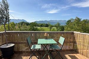Coin repas sur la terrasse avec vue sur la nature et les Pyrénées