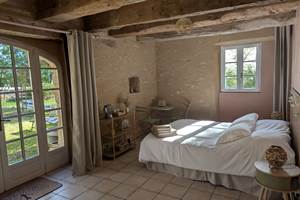 chambre-verdoyante-saisonnee-lit-double-mur-pierre-nature-centres-aveyron