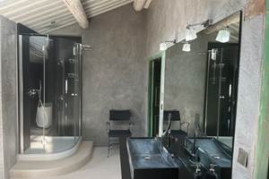 grande salle de bain avec baignoire balnéothérapie et douche en Provence