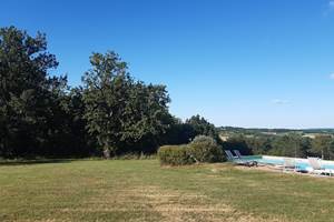 vue sur la pscine du gite Domaine de Souladies