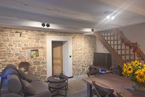 gite-salon-canapé-lit-rustique